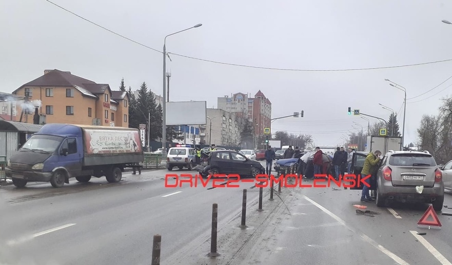 В Смоленске на Рославльском шоссе жёсткое ДТП с пятью машинами перекрыло дорогу