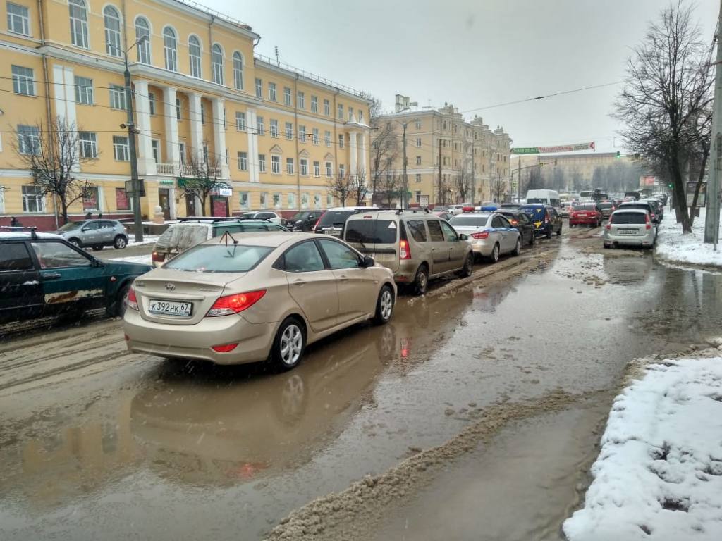 «Знаменитая» лужа в центре Смоленска пережила капремонт дороги