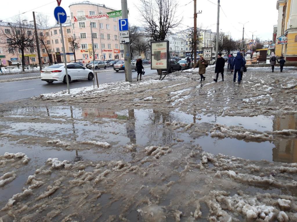 «Знаменитая» лужа в центре Смоленска пережила капремонт дороги