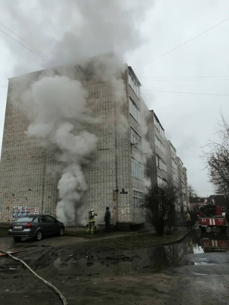 В Рославле загорелась пятиэтажка