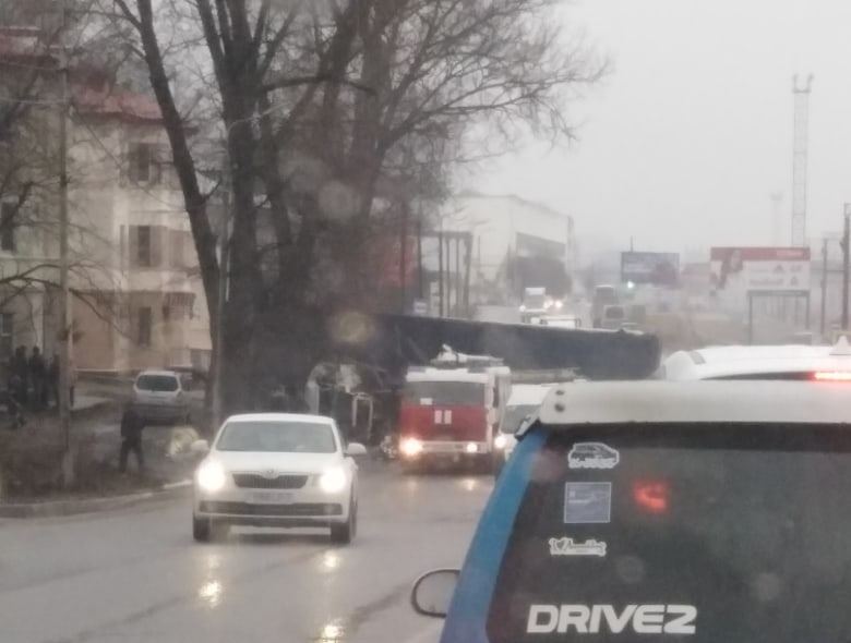 Движение заблокировано по двум сторонам. В Сети появились кадры с места жуткой аварии в Смоленске