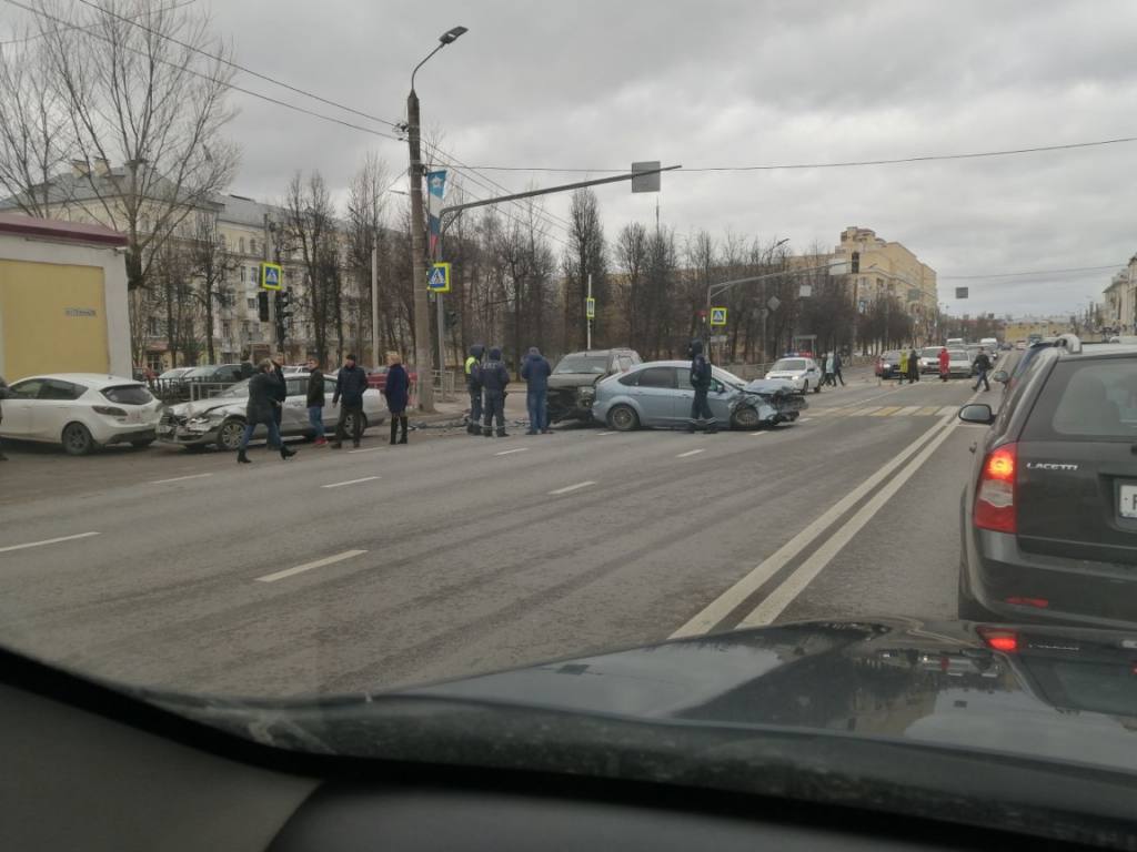 Проезд затруднен. На проспекте Гагарина жестко схлестнулись три автомобиля