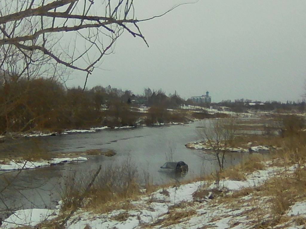 «Давно не мыли». Автомобиль скатился в реку на Смоленщине