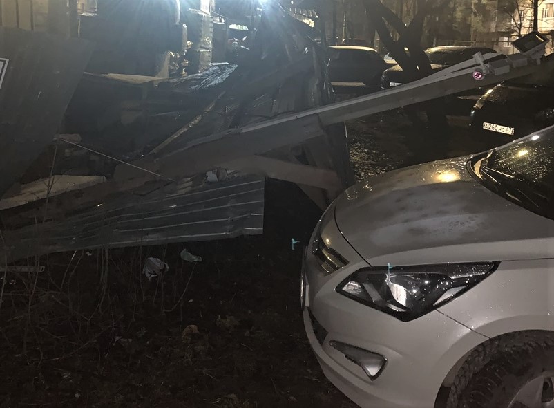 Строительный забор рухнул на иномарку в Смоленске