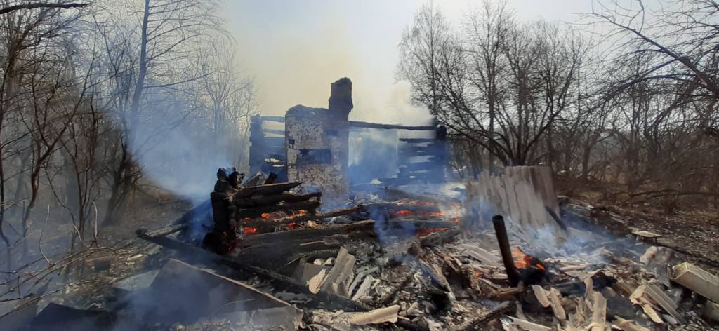 В Краснинском районе глава семейства спас из пожара троих детей, жену и мать