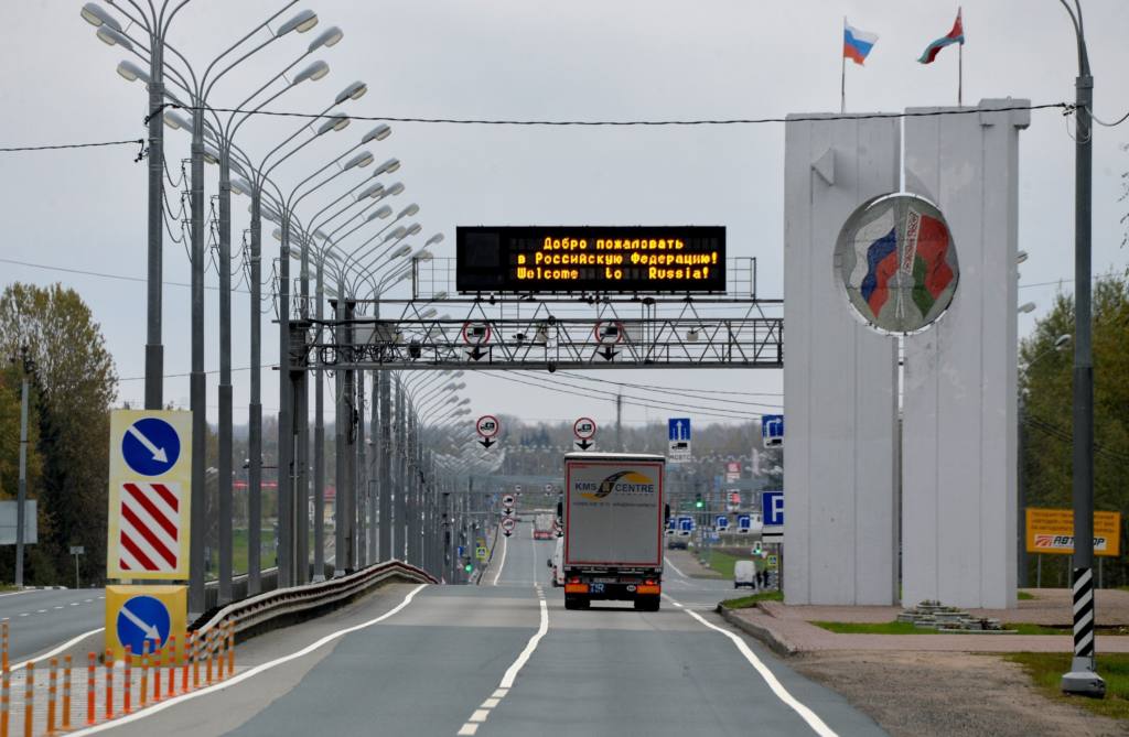 Россия закрывает границу с Белоруссией. Что вообще происходит?