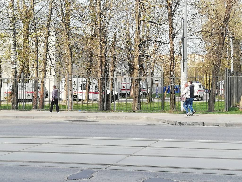 Караван из скорых машин выстроился в инфекционный госпиталь в Смоленске