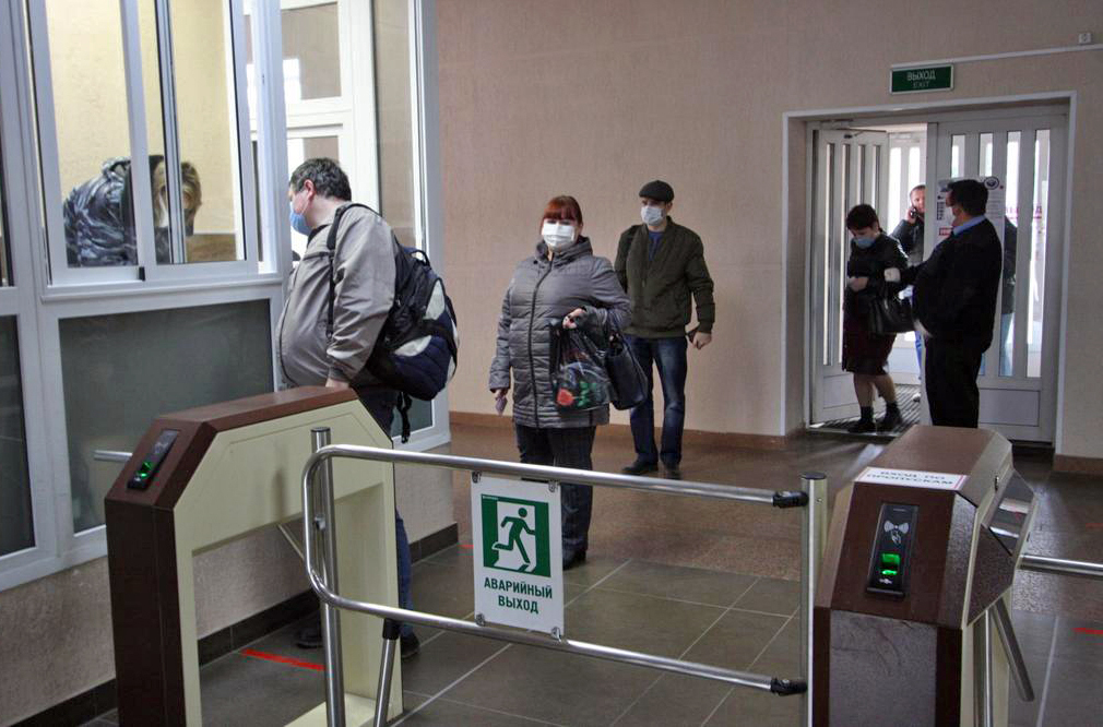 В России требуют носить маски и перчатки, но не хотят выдавать их бесплатно. В этом усмотрели правовую коллизию