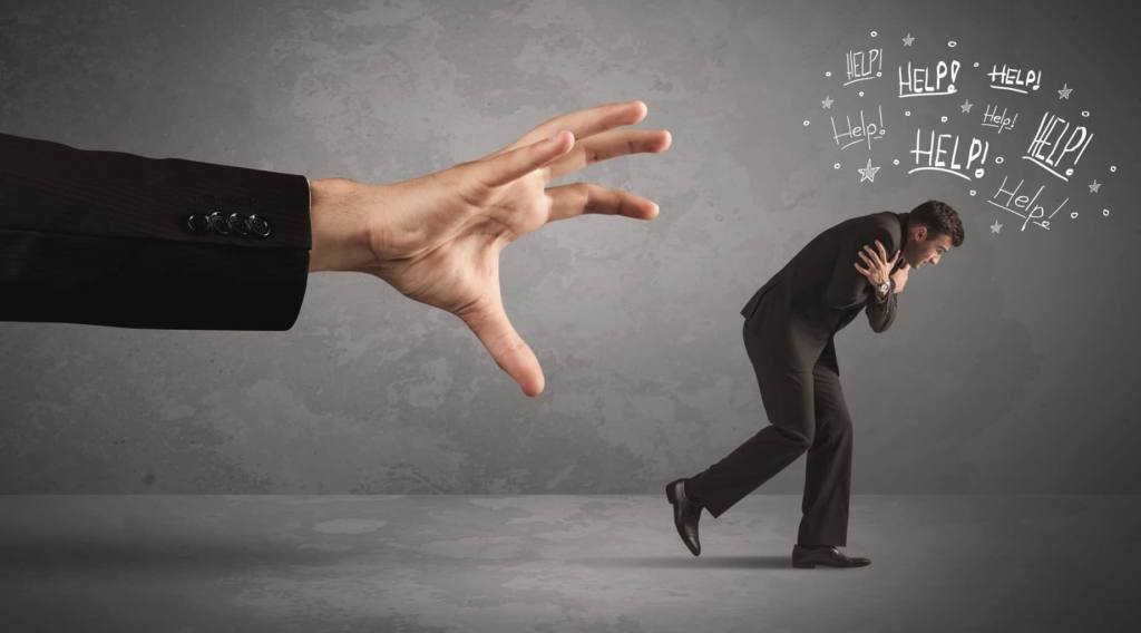 Человек убегает. Разбежимся как люди. Разбежимся как люди. Разбежимся как люди. Люди бегут к зданию.