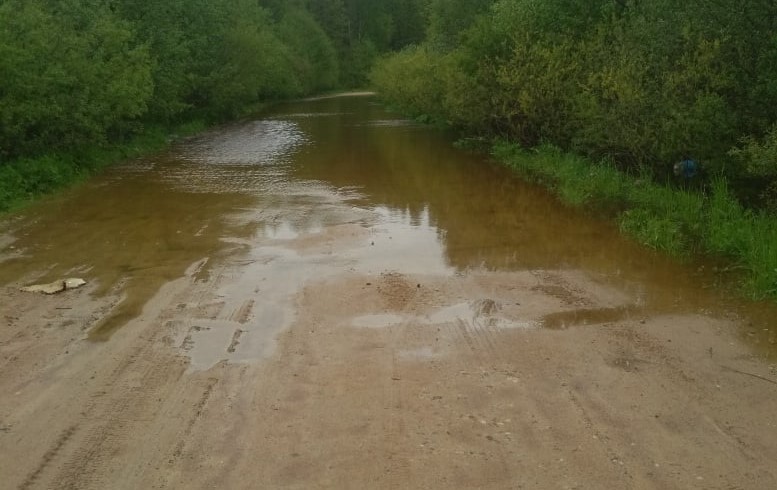 В Рославльском районе река затопила мост