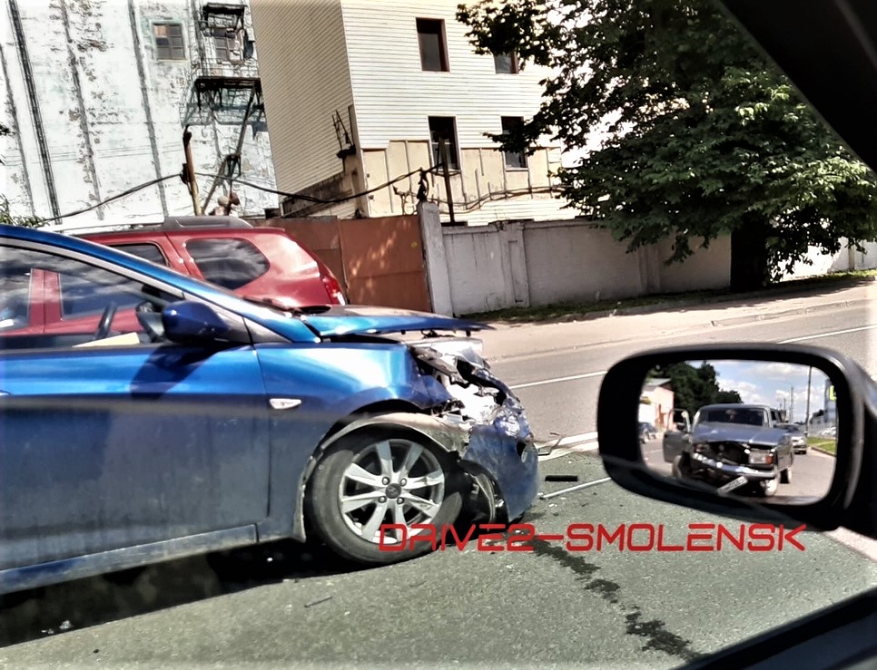 В Смоленске жестко столкнулись два легковых автомобиля