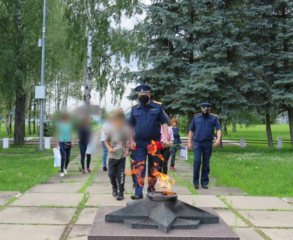 Гагаринские школьницы спасли от пожара братское захоронение
