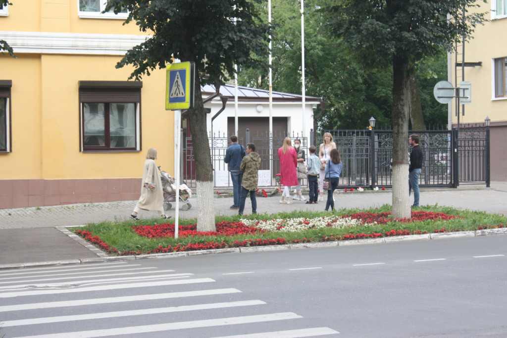 Смоляне несут цветы к отделению посольства Белоруссии