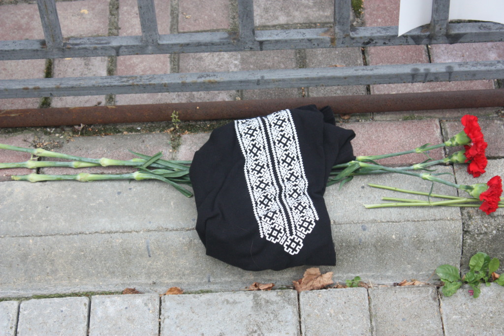 Смоляне несут цветы к отделению посольства Белоруссии
