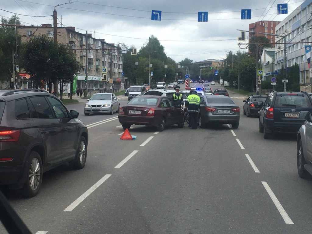 Два ДТП на улице Кирова серьезно затрудняют движение транспорта