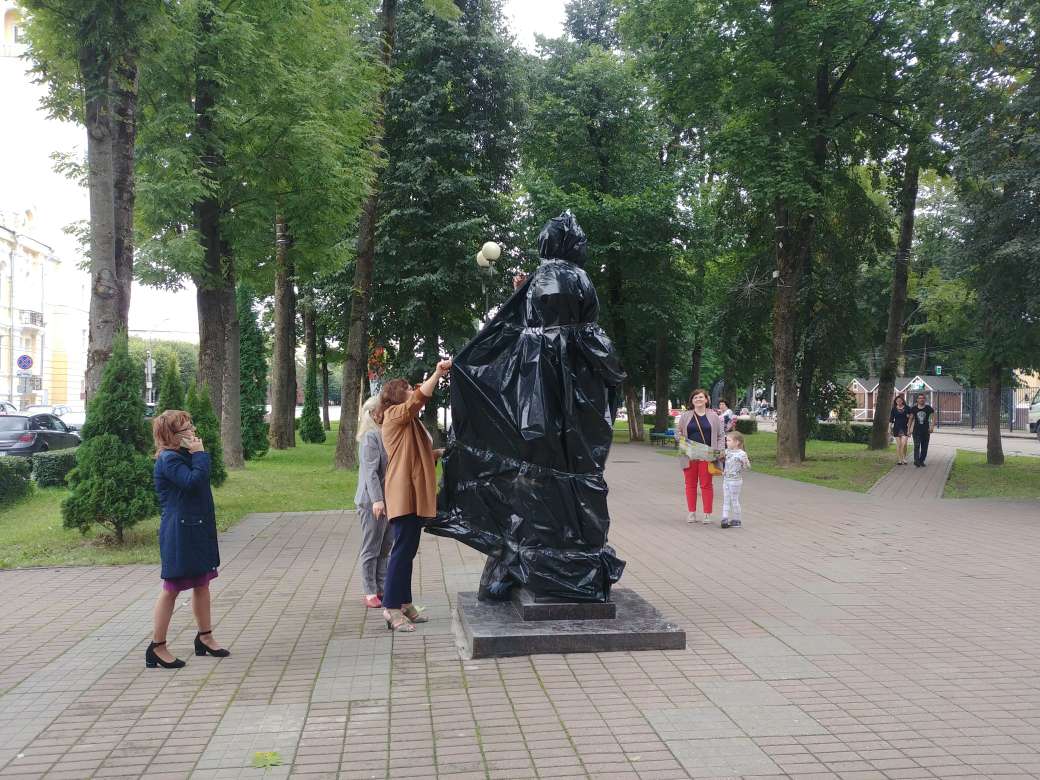 В Смоленске «распаковали» памятник Ивану Клименко
