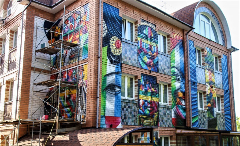 Уличные художники украсили одну из улиц Смоленска