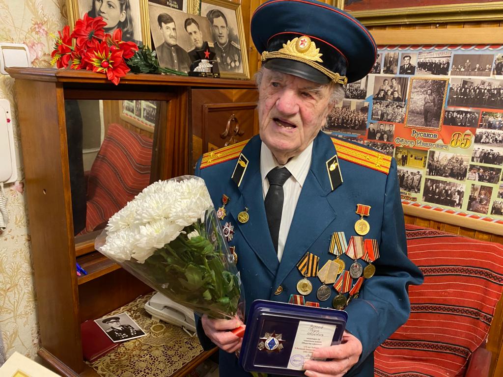 Легендарного 99-летнего Русакова наградили памятным знаком ФСБ