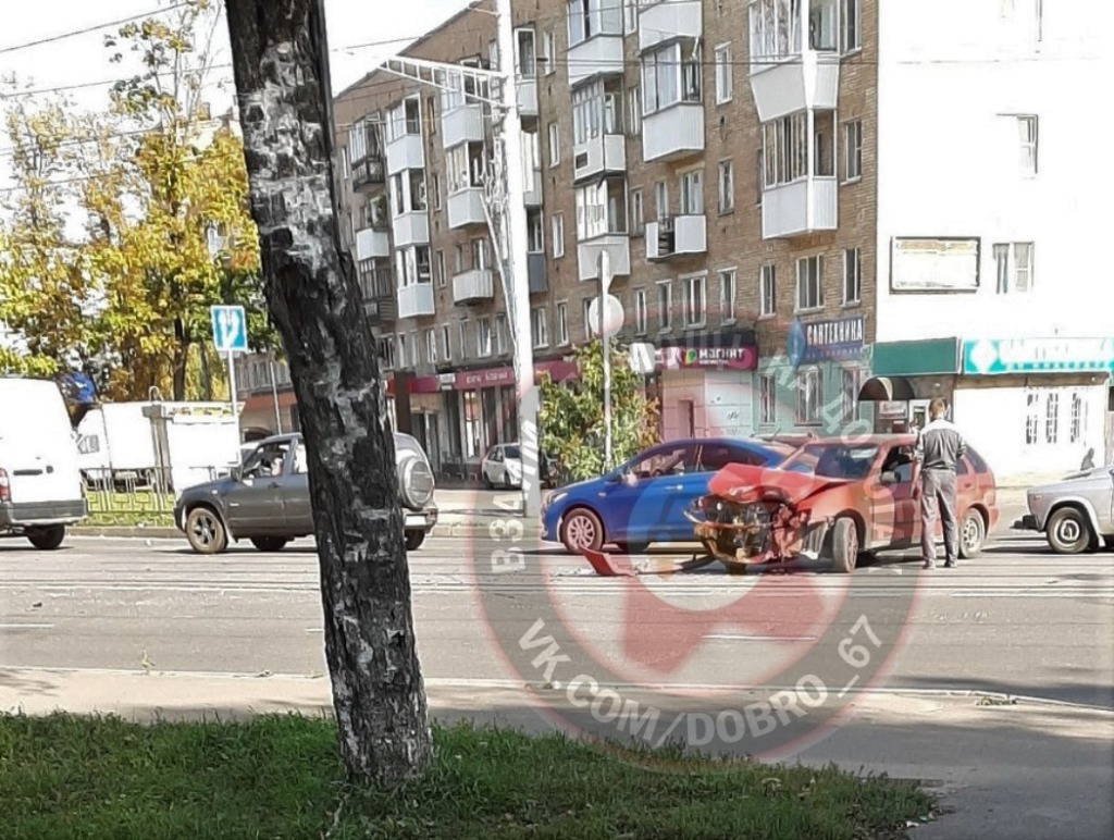 Движение затруднено. В Смоленске не поделили дорогу две иномарки