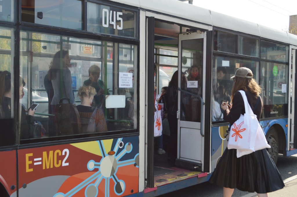 По улицам Смоленска курсирует «Троллейбус знаний»