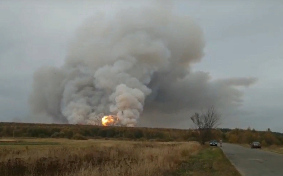 «Это нереально страшно!» Из-за взрывов артскладов эвакуируют 10 населенных пунктов в Рязанской области