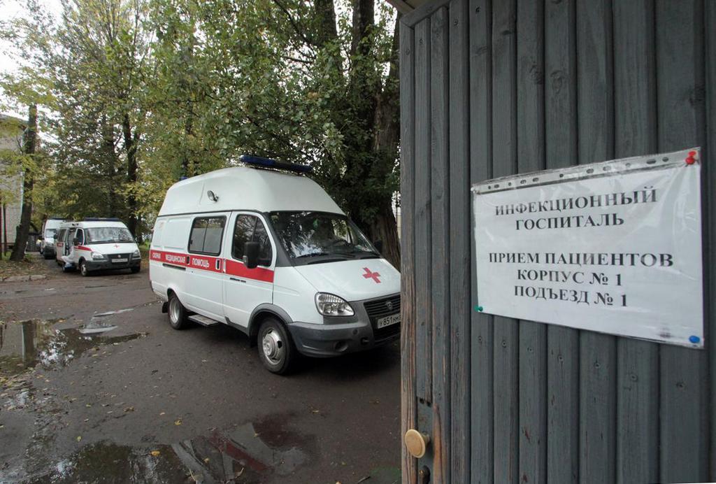 У коронавирусного госпиталя в Смоленске выстроились вереницы скорых