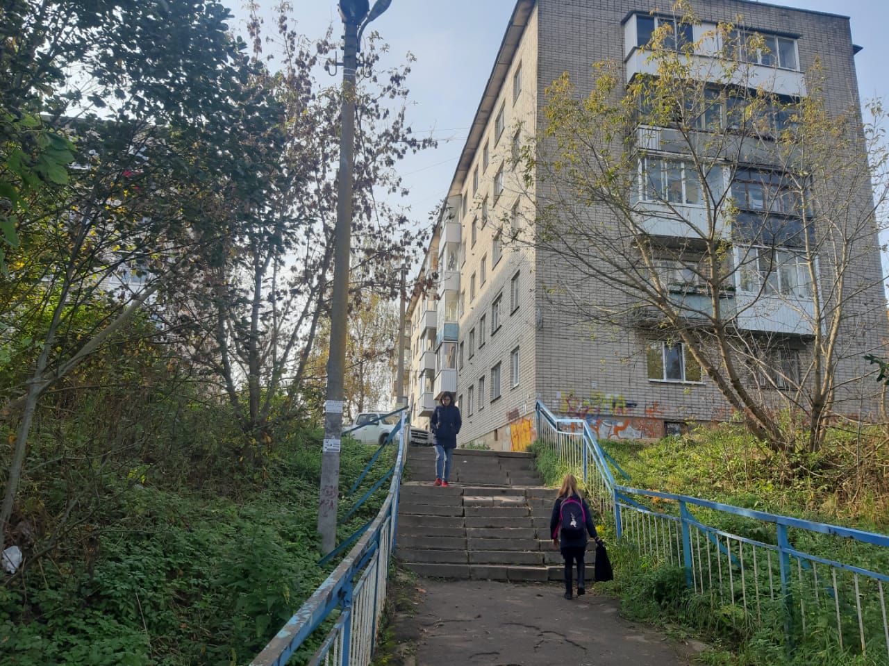 Маршрут к школе №39 и поликлинике №4 в Смоленске представляет опасность для детей и взрослых