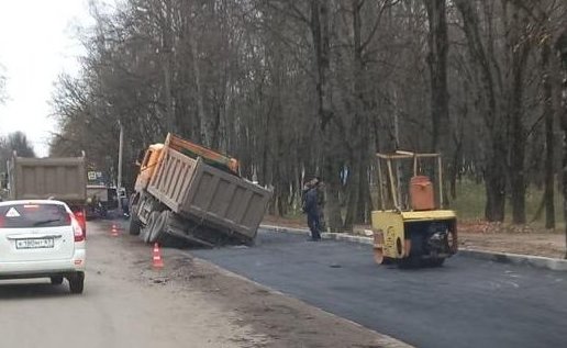 В Смоленской области самосвал чуть не проломил водопроводную магистраль