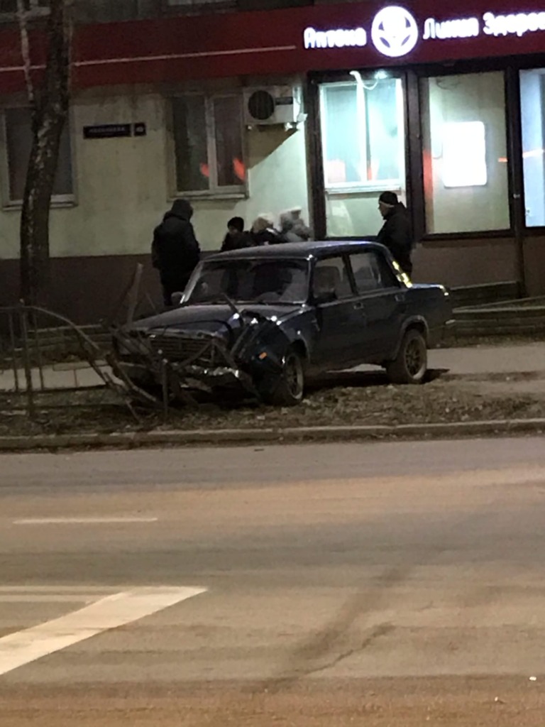 В Смоленске на трёх дорогах массовое ДТП перекрыло дорогу
