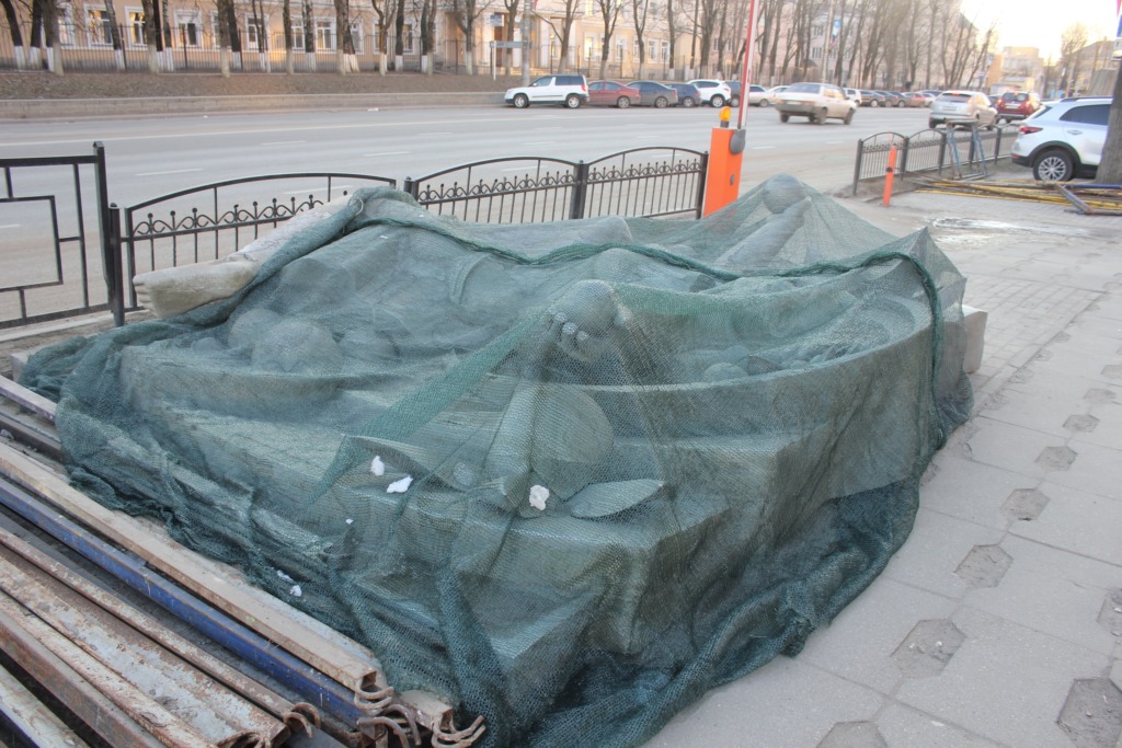 Собственник здания на проспекте Гагарина обещает вернуть на фасад снятые горельефы