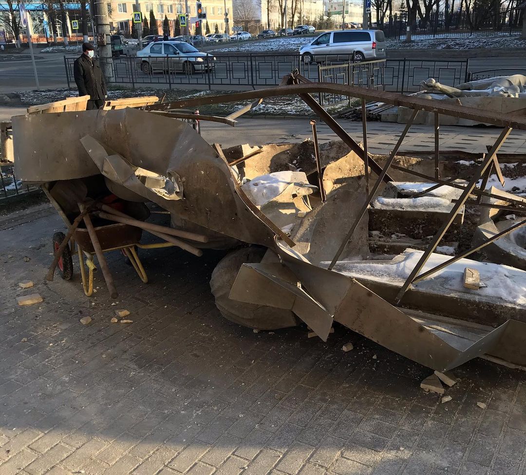Собственник здания на проспекте Гагарина обещает вернуть на фасад снятые горельефы