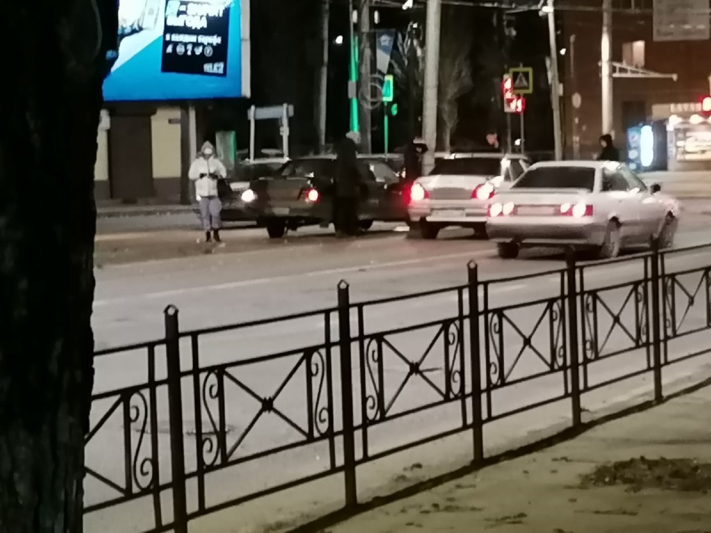 В Смоленске на трёх дорогах массовое ДТП перекрыло дорогу