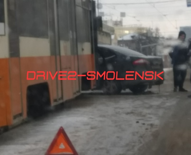 Из-за аварии на улице Николаева стали трамваи
