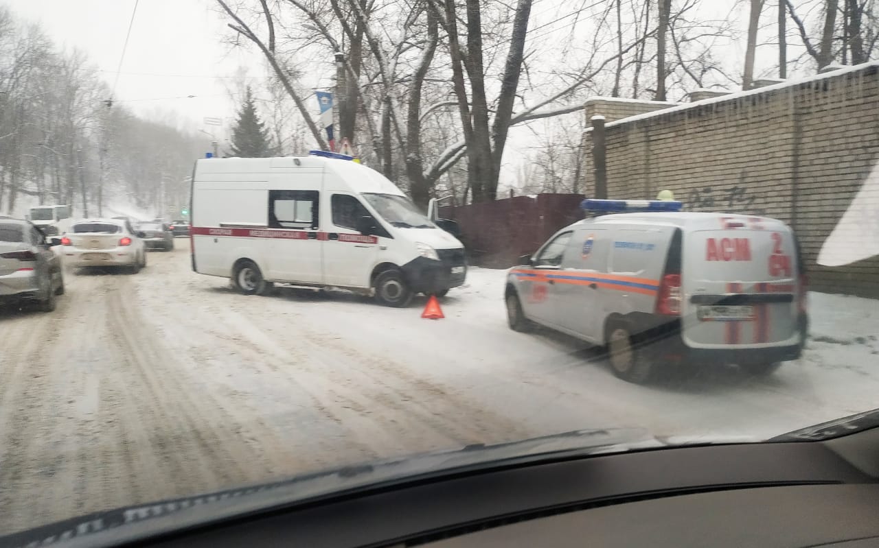 В Смоленске на улице Дзержинского произошло серьезное ДТП. Пострадали двое