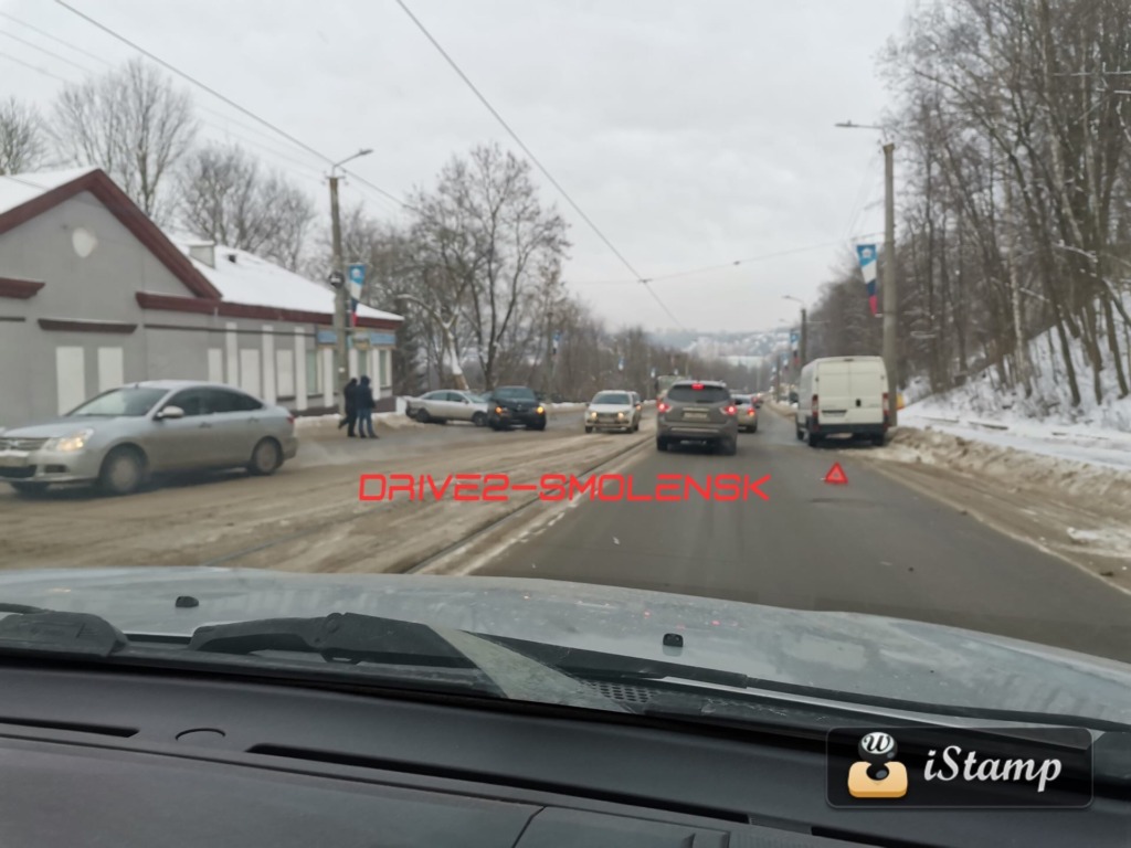 Серьезная авария произошла на улице Дзержинского в Смоленске