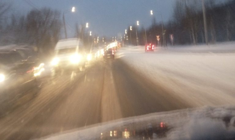 ДТП и пробки в Смоленске. Коммунальщики вновь не справились со снегом