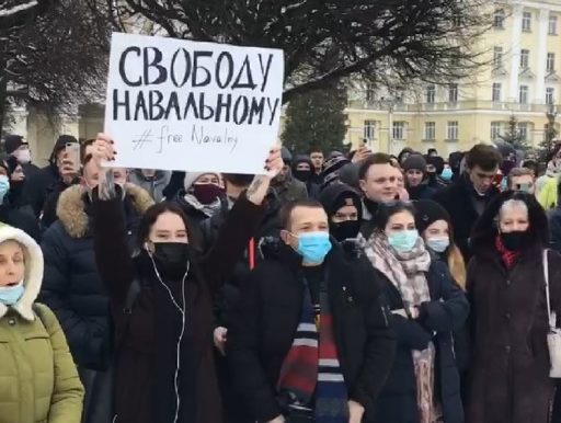 В Смоленске проходит несанкционированный митинг в поддержку Навального