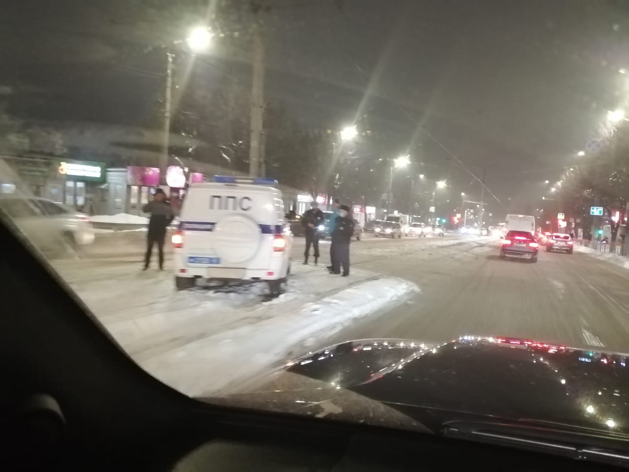 В Смоленска машина полиции протаранила столб и остановила движение трамваев