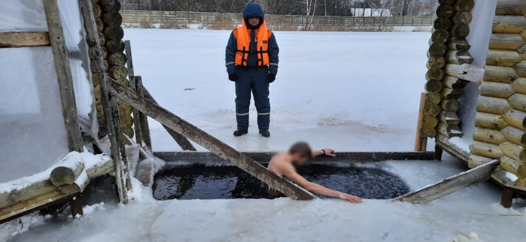 В МЧС опубликовали фото крещенских купаний в Смоленской области