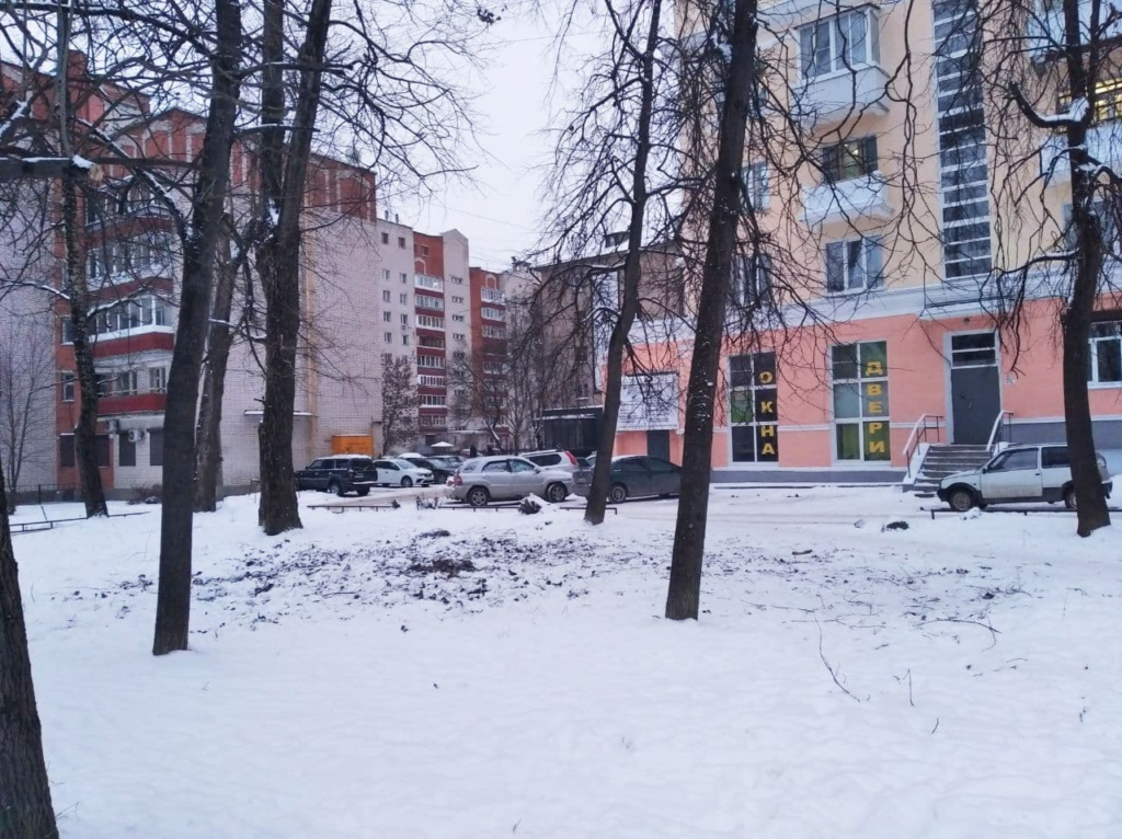 Коммунальные службы спустя два месяца убрали ветки с улицы в центре Смоленска