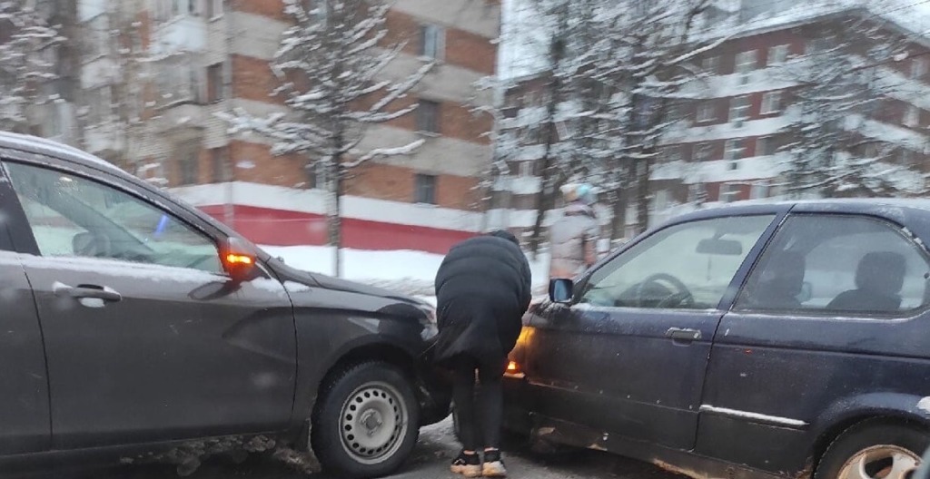 Две автоледи устроили утреннюю аварию на дамбе в Смоленске