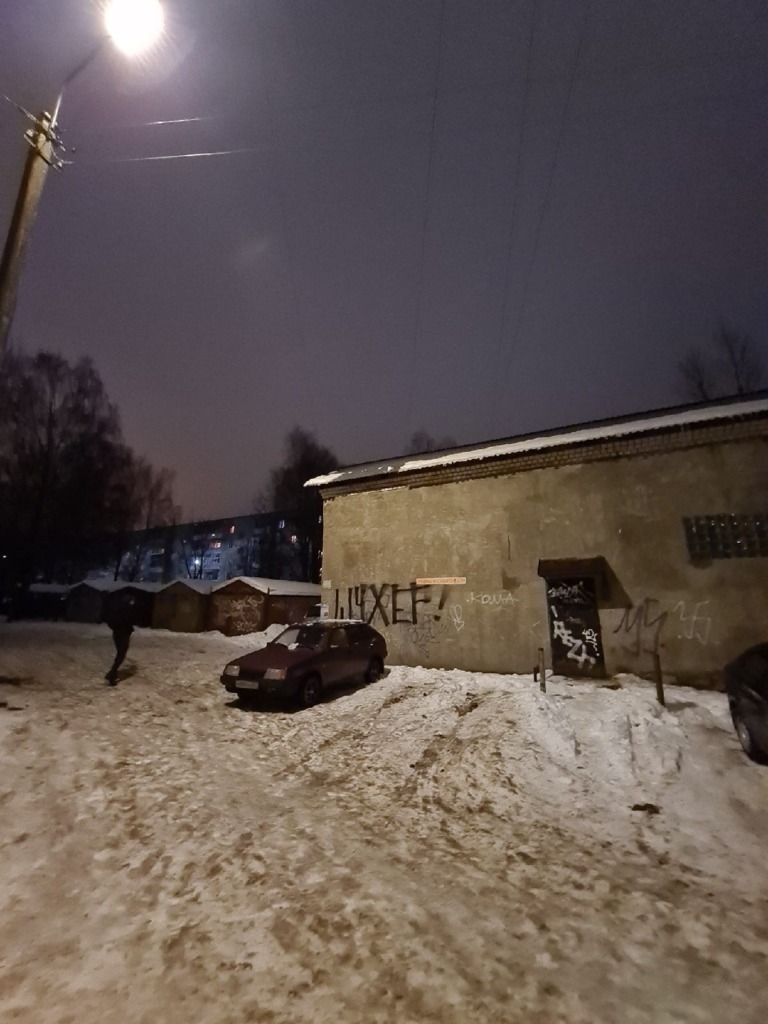В Смоленске снег с сосульками обрушился на машину