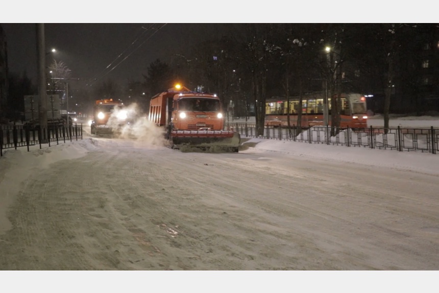 В Смоленске чиновники вышли на субботник по уборке снега