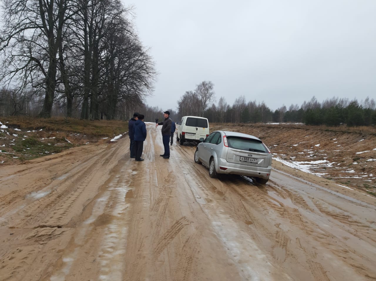 Старинная дорога, соединяющая Смоленскую и Брянскую области, полностью разбита