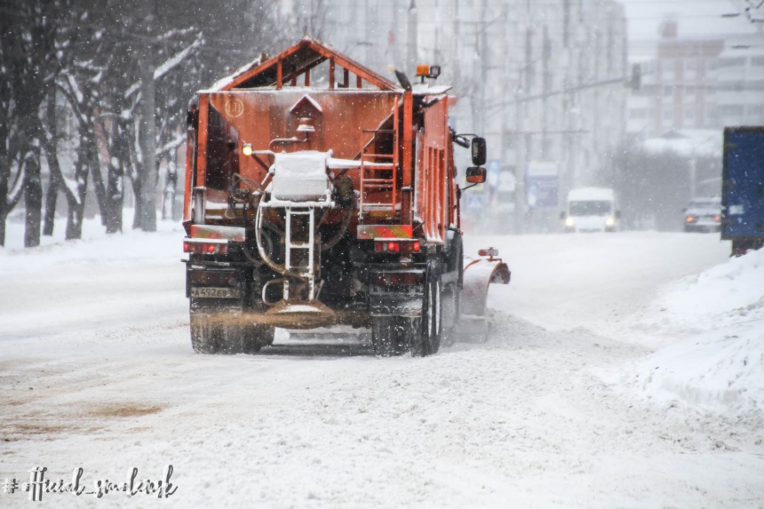 В Смоленске ведут борьбу с последствиями снегопадов