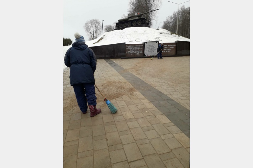 Уборка снега в Смоленске продолжается