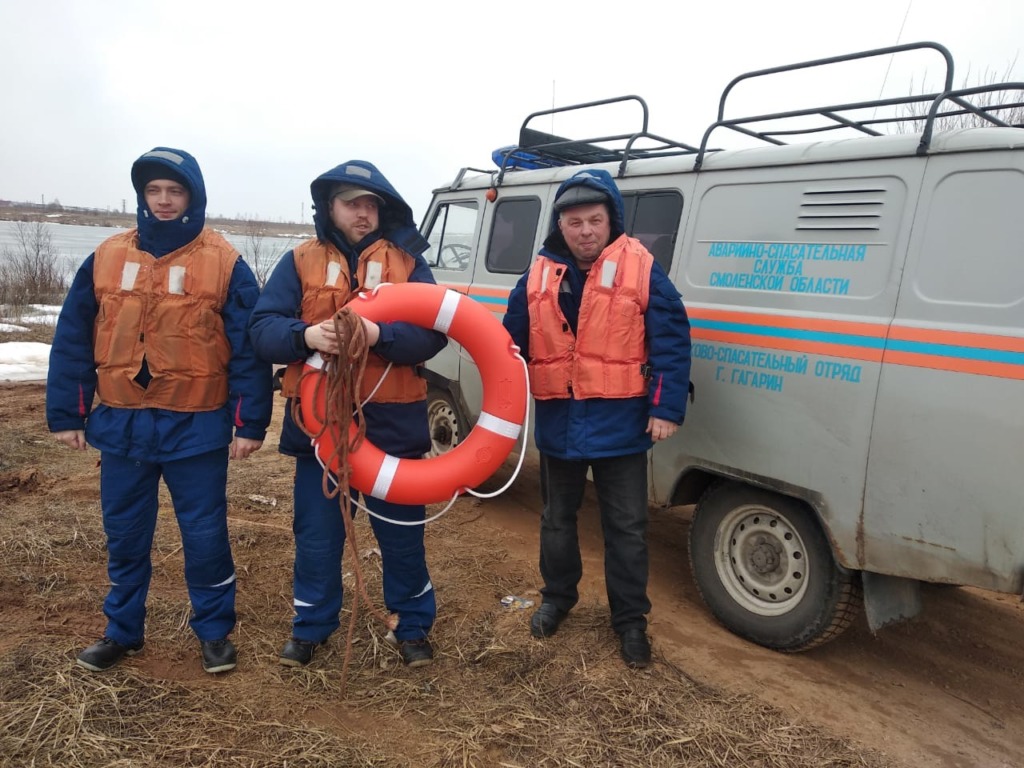 В Смоленской области трое рыбаков не смогли добраться до берега