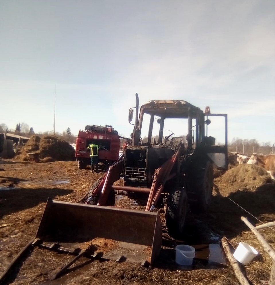 Горели 16 тонн сена и трактор, животные не пострадали. Серьезный пожар тушили в Новодугинском районе