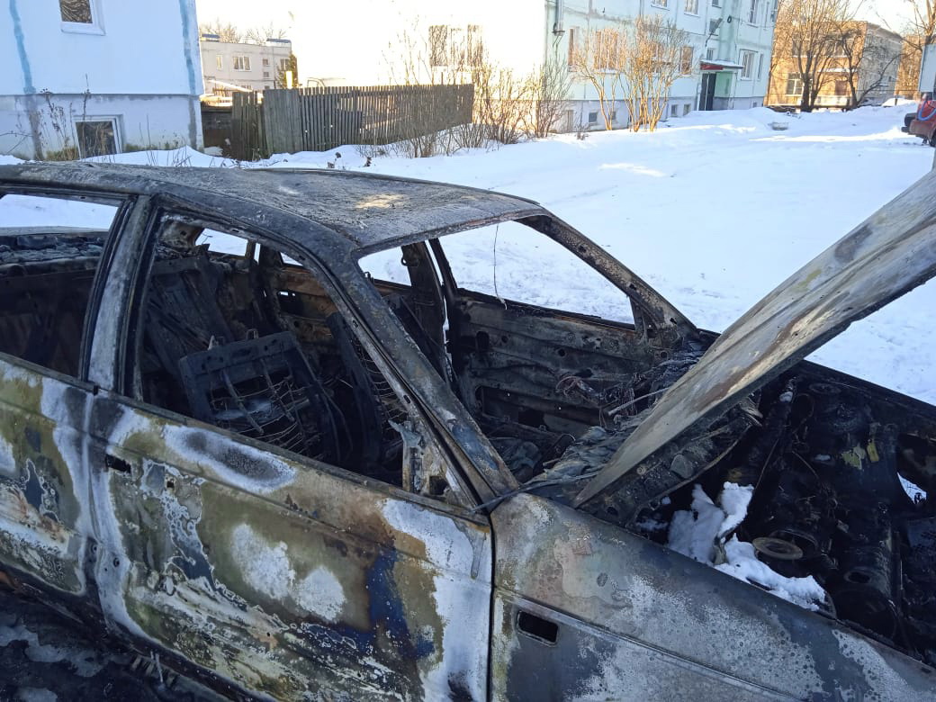 В Вязьме сгорел автомобиль ранним утром 11 марта