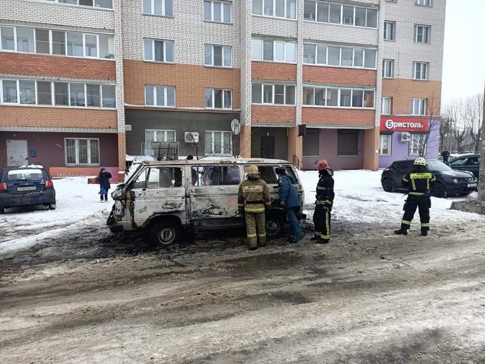 «Пожарные отгоняют от погорельца». В Смоленске вспыхнул на ходу микроавтобус